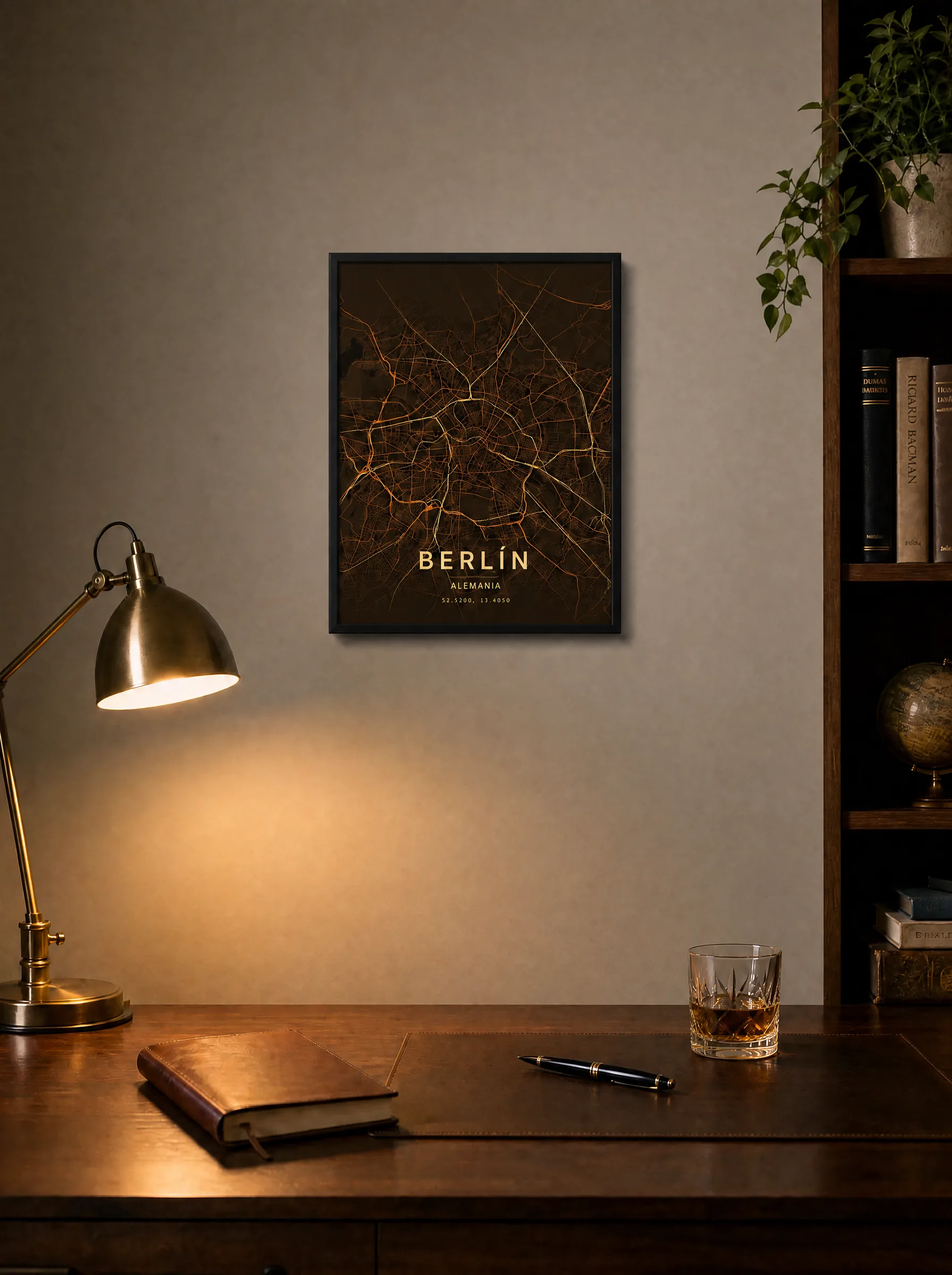 Mapa de Berlín, 30x40 cm con marco negro, en un despacho de madera